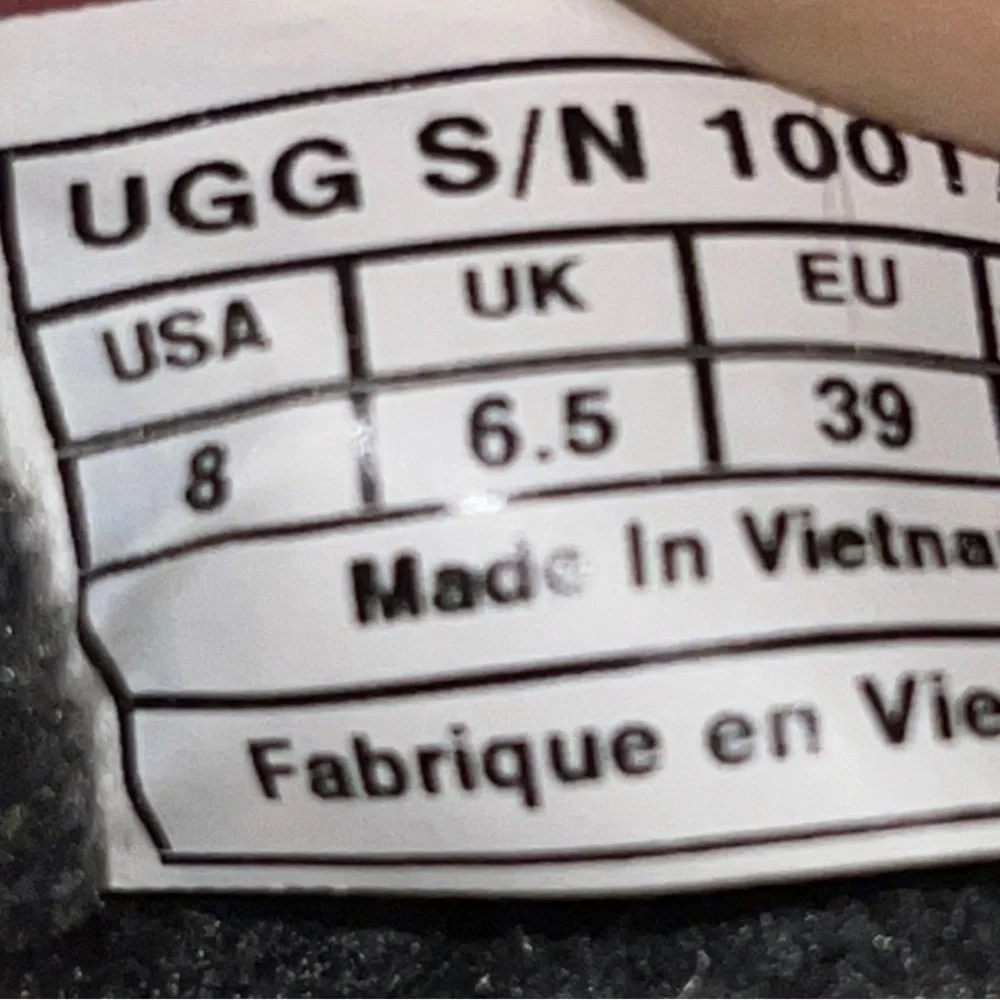 Authentic UGG Signature designer Waterproof boots sz 8 Euro 39